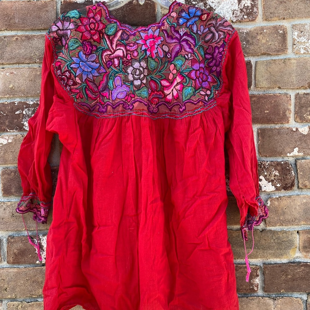 Authentic Mexican Folkloric Blouse. Floral embroidery. Crew neck. S-M size.